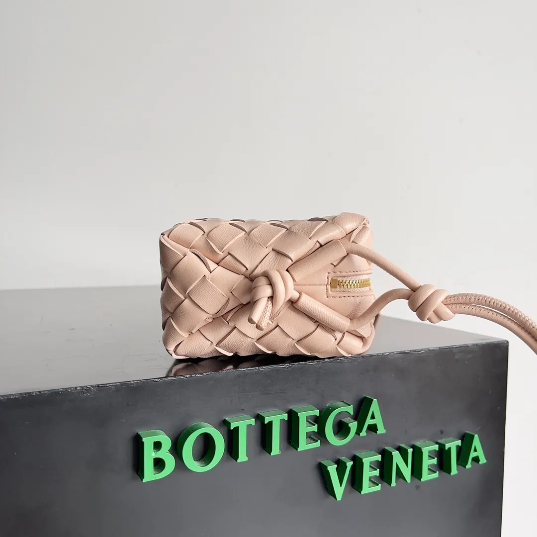 Batch 1560 New version and new color (third generation) 𝗕𝗼𝘁𝘁𝗲𝗴𝗮 𝗩𝗲𝗻𝗲𝘁𝗮———— The latest version of the loop camera bag💥 at the BV King of Cost-Effectiveness counter, large woven texture➕As always, ultra-high-quality lambskin, with zippers and adjustable drawstrings, it is especially suitable for the belly💫It can fit anything, and it is very light in weight. It is suitable for girls of all ages. Size: 17*10*6cm Style number: 723547